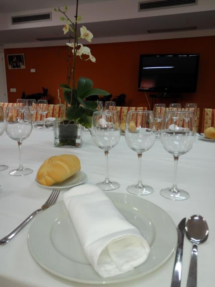 Ahc Hoteles Caces 外观 照片